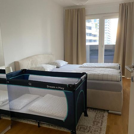 2 Bedroom Apartment Next To Metro U1 And Garage Parking Vienna Esterno foto