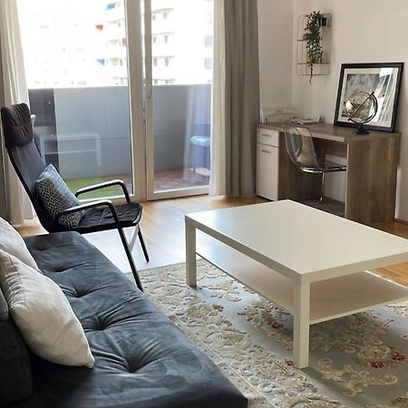 2 Bedroom Apartment Next To Metro U1 And Garage Parking Vienna Esterno foto