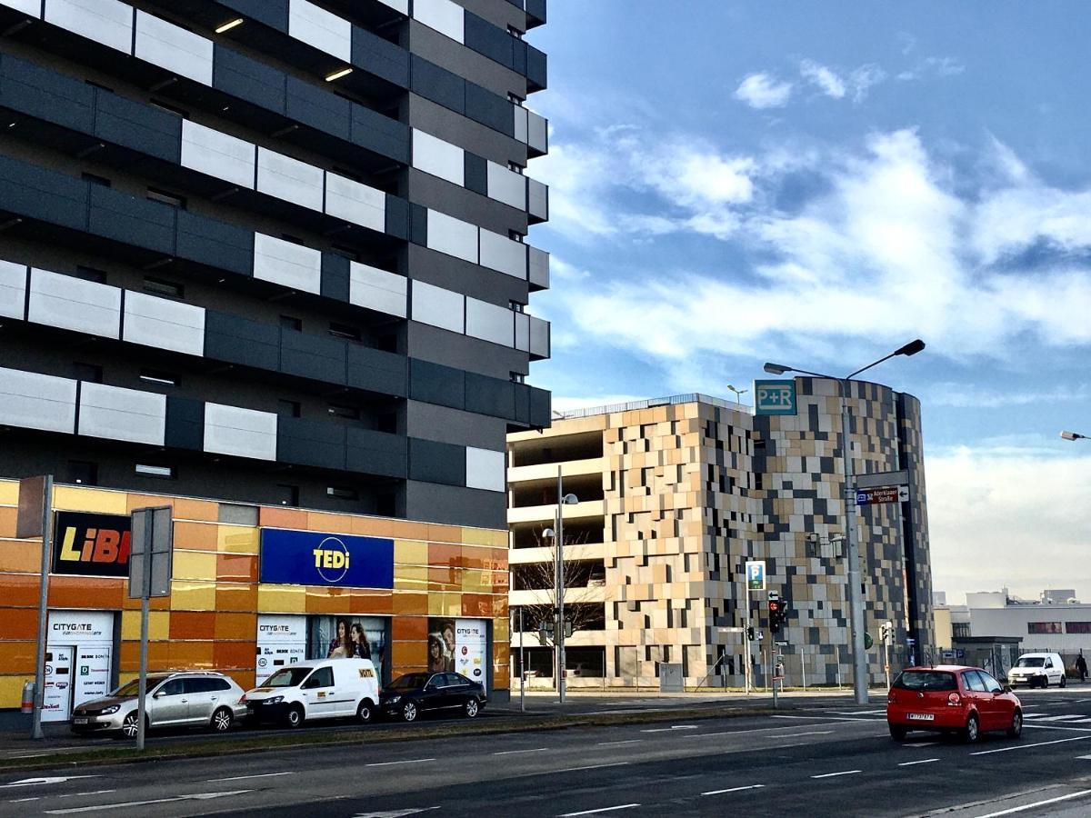2 Bedroom Apartment Next To Metro U1 And Garage Parking Vienna Esterno foto