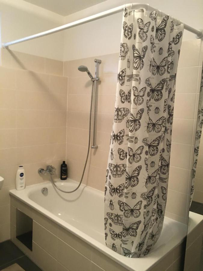 2 Bedroom Apartment Next To Metro U1 And Garage Parking Vienna Esterno foto
